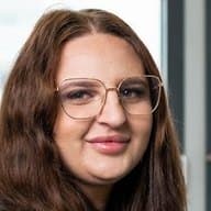 Mitarbeiterin der Niederlag Consulting GmbH mit Laptop im Büro