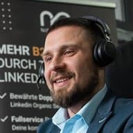 Mitarbeiter der Niederlag Consulting GmbH mit Headset am Schreibtisch