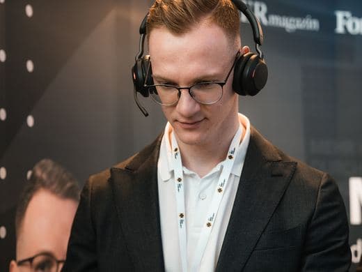 Mitarbeiter mit Headset und Laptop auf einer Messe