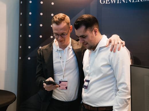 Zwei Mitarbeiter im Gespräch am Messestand