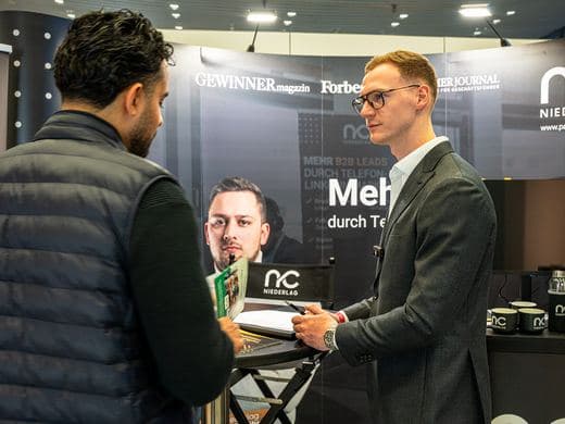 Besuchergespräch am Messestand