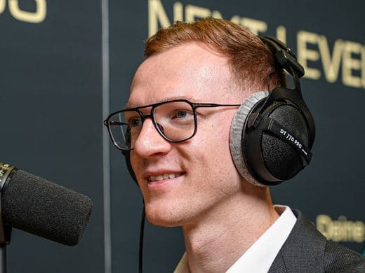 Aufnahme eines Podcasts mit Kopfhörern und Mikrofon