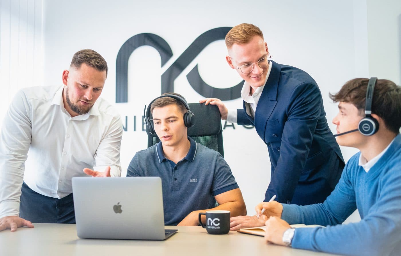 Das Team der Niederlag Consulting GmbH bei der Arbeit im Büro in Dresden